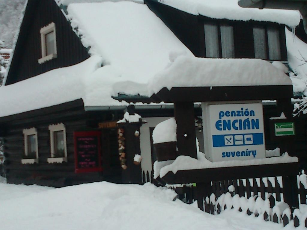Penzion Encian Mýto pod Ďumbierom Exteriör bild
